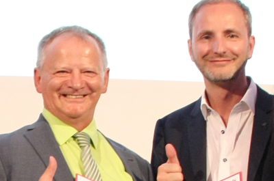 Gruppenfoto mit zwei Personen frontal: COUNT IT Geschäftsführer Maximilian Wurm und Peter Berner beim Staatspreis 2016